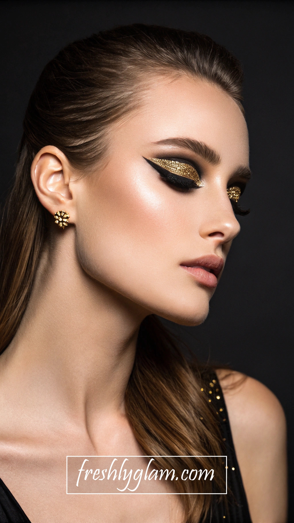 022 Sophisticated Gold Glitter Eyeliner and Rhinestone Details for Iconic Glam Vibes 1